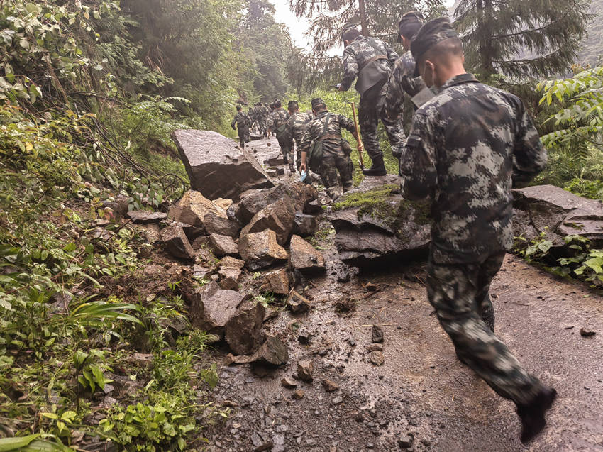 武警官兵趕赴災(zāi)區(qū)。武警四川總隊(duì)供圖