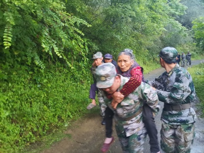 四川蘆山發(fā)生6.1級(jí)地震，400余名官兵民兵全力參與救援。雅安軍分區(qū)供圖