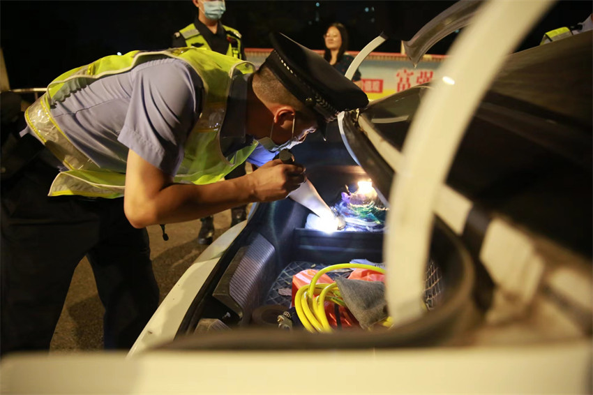 民警正在檢查轎車后備廂。資陽市公安局供圖