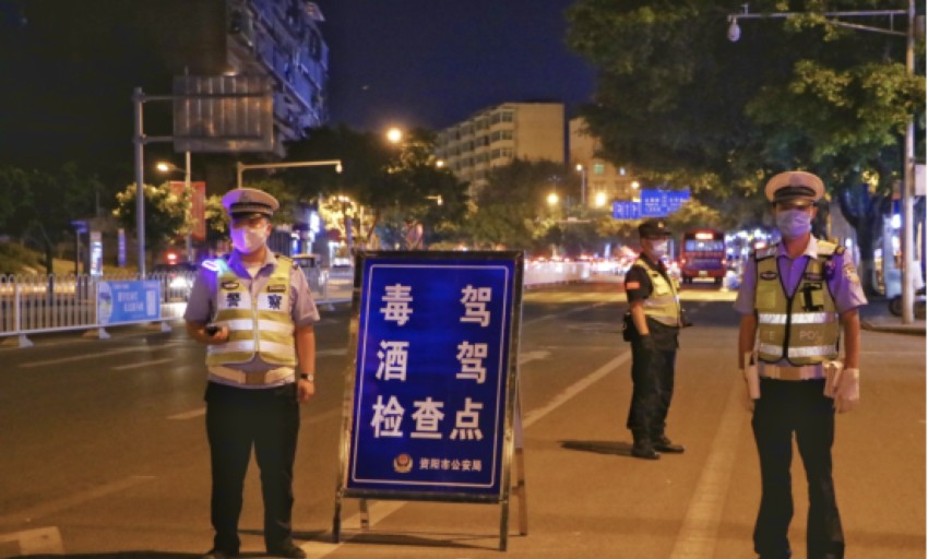 警員對過往車輛乘駕人員進行嚴格檢查。資陽市公安局禁毒支隊供圖