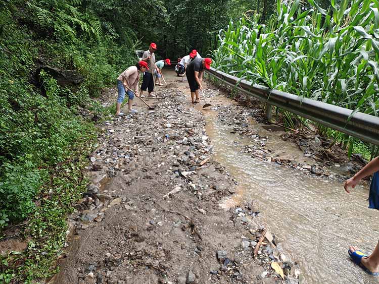 將道路上得礫石清除。青川縣融媒體中心供圖