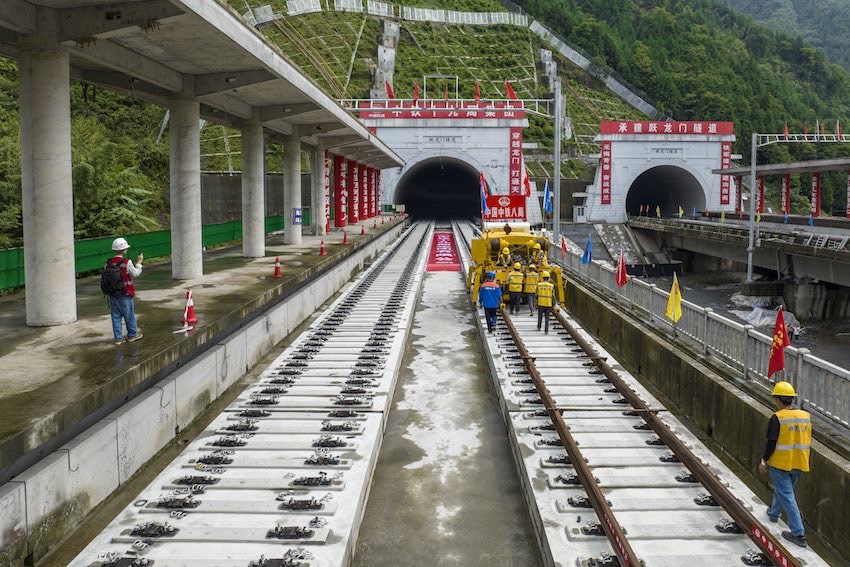 成蘭鐵路啟動(dòng)高原段鋪軌意味著全線建設(shè)進(jìn)入最后攻堅(jiān)階段。成蘭公司供圖