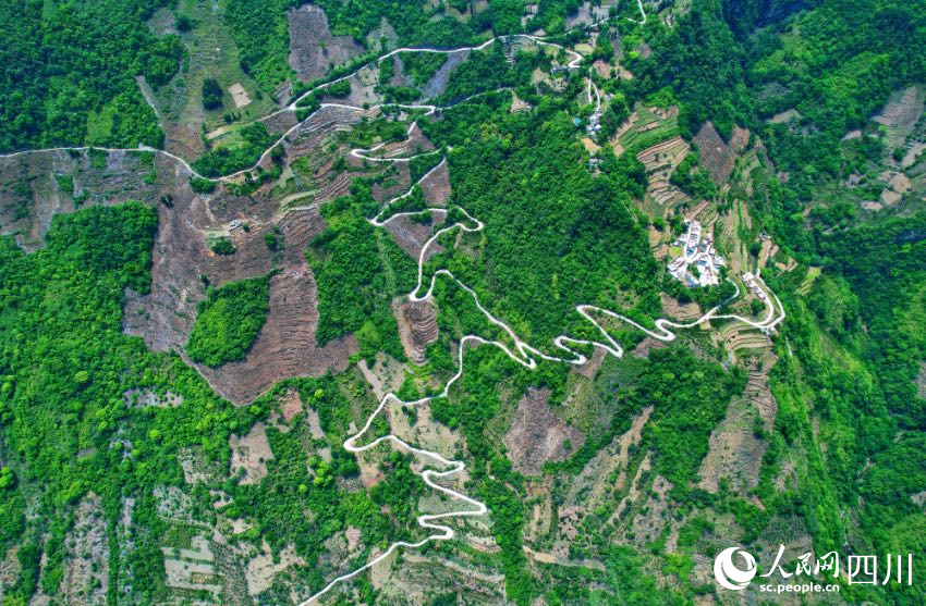 雷波縣黃瑯鎮(zhèn)沙灣村上沙灣組的通村路。盧泯全攝