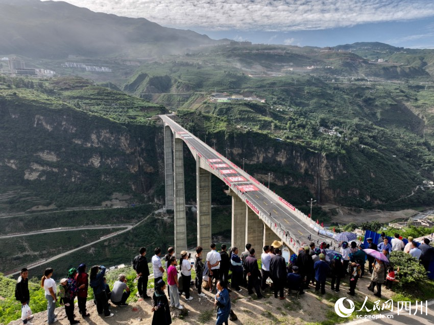 2022年6月30日，“世界第一高墩”金陽河三峽連心橋正式通車，將進一步助推“金沙瑤池”金陽發(fā)展。王云攝