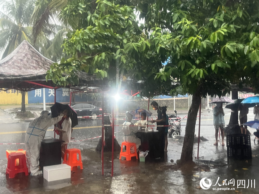 暴風(fēng)雨下的全民抗疫。游青燕攝