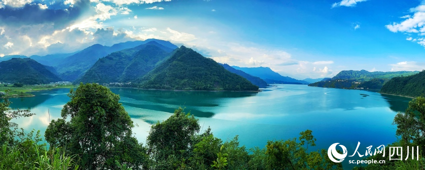 雷波旅游資源豐富，圖為全國第三大高山深水湖泊馬湖。楊琳攝