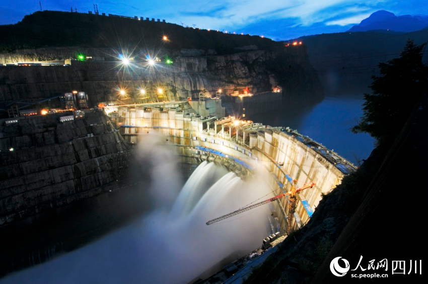 雷波水電、風(fēng)能資源富集，金沙江上的溪洛渡水電站，是中國第三、世界第四大水電站。楊琳攝