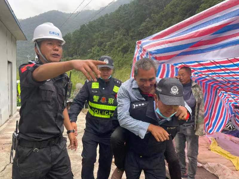 救災(zāi)工作中的羅曉峰。四川省公安廳供圖