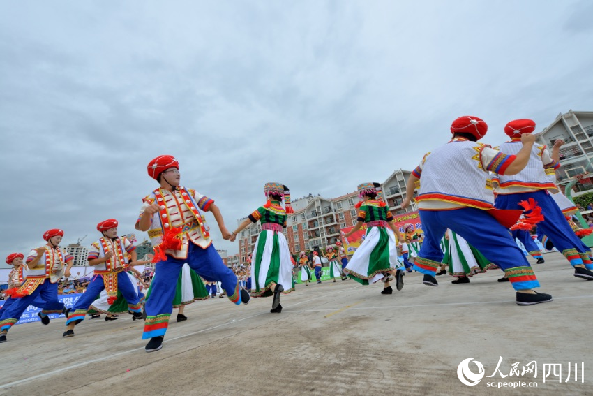 會東歷史悠久、民風淳樸、民族風情濃厚。圖為當?shù)毓媚?、小伙正在表演極具特色的會東蹢腳舞。黃劍攝