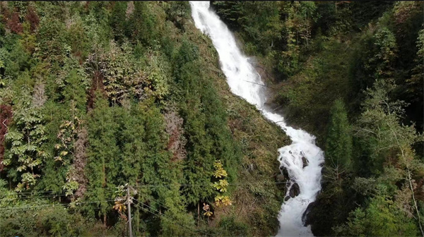 消失的“千年飛瀑”重現(xiàn)西嶺雪山。大邑縣委宣傳部供圖