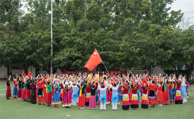 吉福社區(qū)各族群眾跳鍋莊慶祝建黨一百周年。成都市民宗局供圖