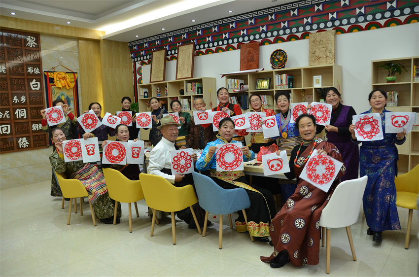 各族群眾學(xué)習(xí)非遺文化剪紙。成都市民宗局供圖