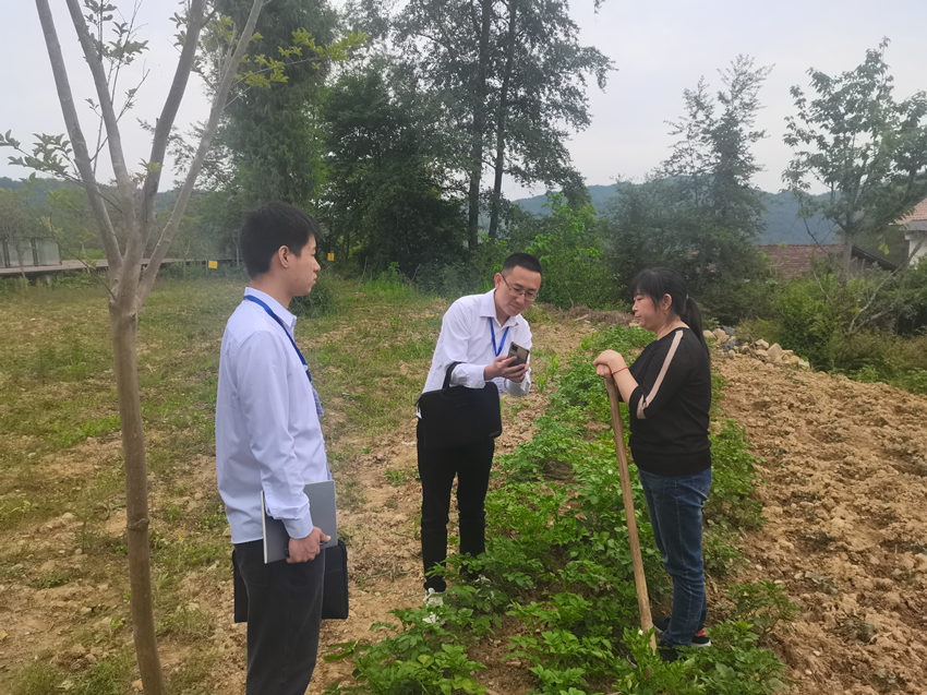 萬源市石塘片區(qū)協(xié)作組工作人員深入田間地頭向群眾反饋問題線索辦理情況。達(dá)州日報(bào)社供圖