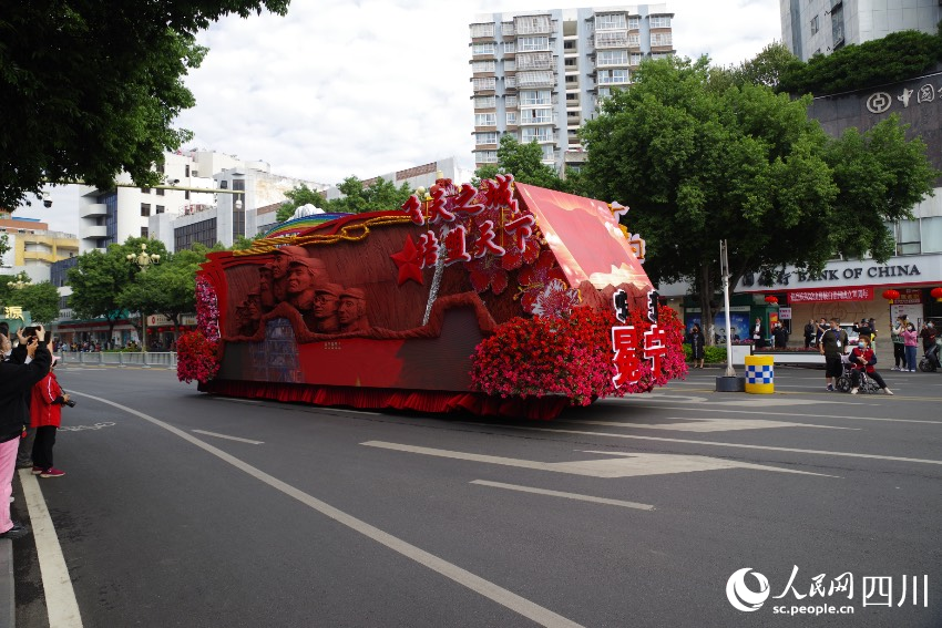 花車巡游現(xiàn)場。宋明攝