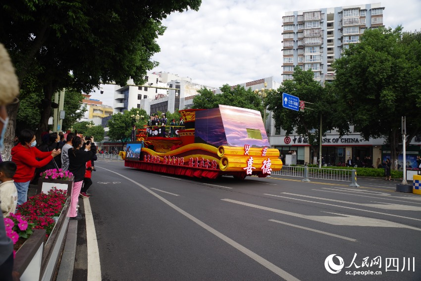 花車巡游現(xiàn)場。宋明攝