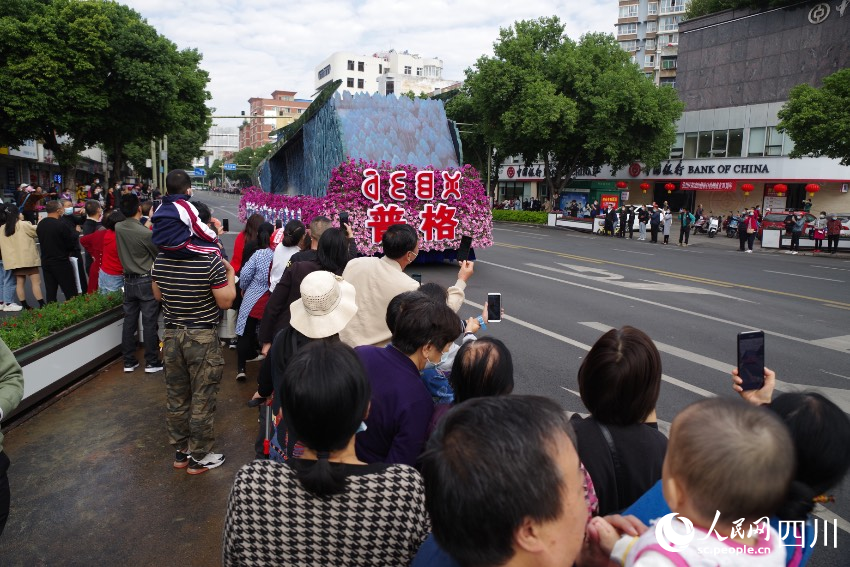 花車巡游現(xiàn)場。宋明攝