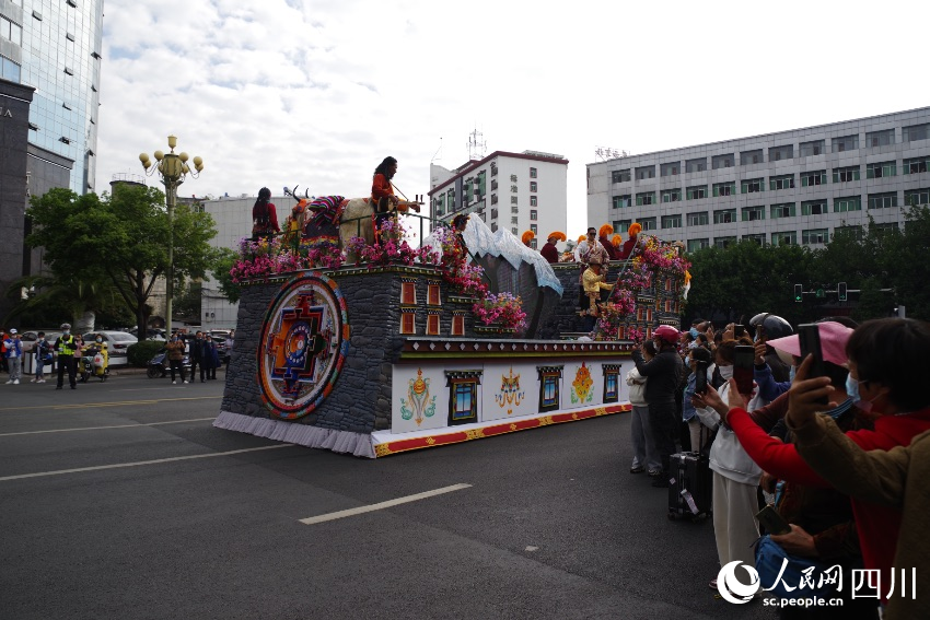 花車巡游現(xiàn)場(chǎng)。宋明攝