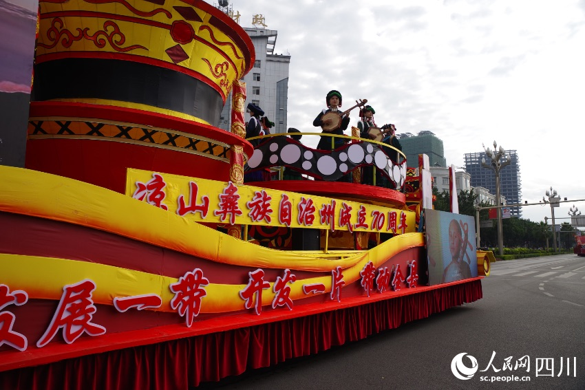 花車巡游現(xiàn)場。宋明攝