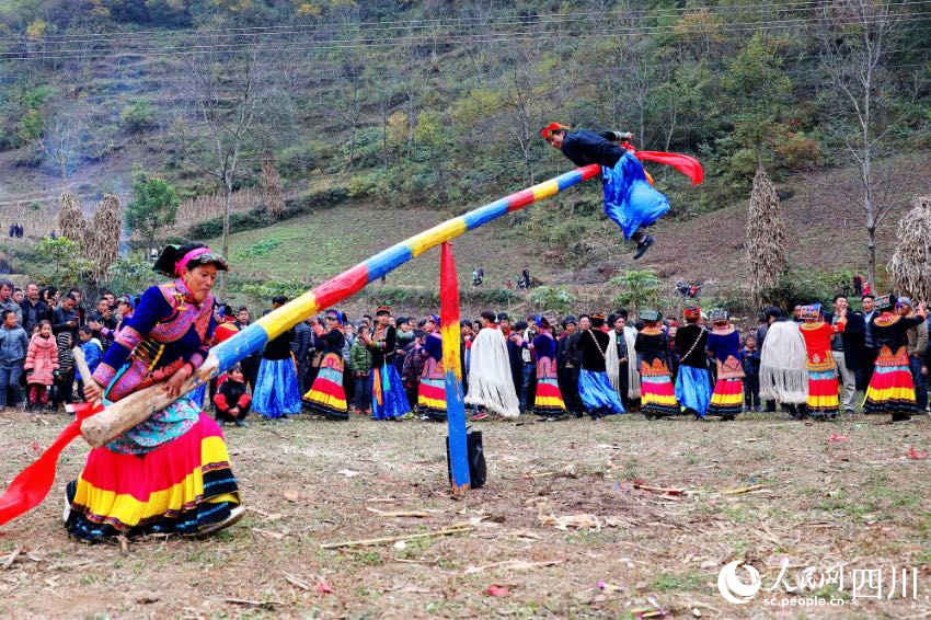 “磨兒秋”是彝族民間一項(xiàng)傳統(tǒng)體育、民俗活動，有很強(qiáng)的觀賞性。彝族年期間，甘洛縣波波鄉(xiāng)乃托村，群眾歡聚一堂玩起“摩爾秋”。施建華攝