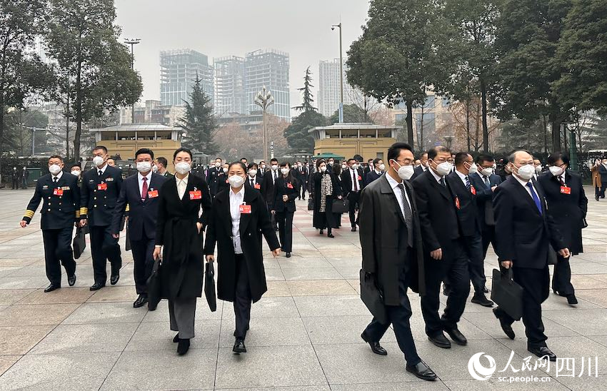 1月11日，四川省十四屆人大一次會議在成都召開，代表們步入會場。人民網(wǎng) 王波攝