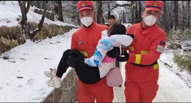 森林消防員抱著女孩向衛(wèi)生院趕去。視頻截圖