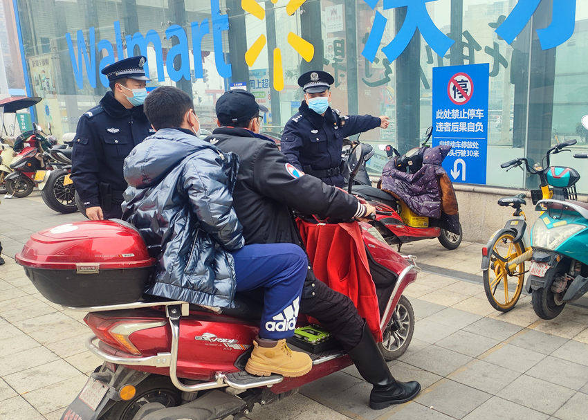 正在執(zhí)勤的社區(qū)民警熊村輝、輔警楊波。成都市金牛區(qū)公安分局供圖