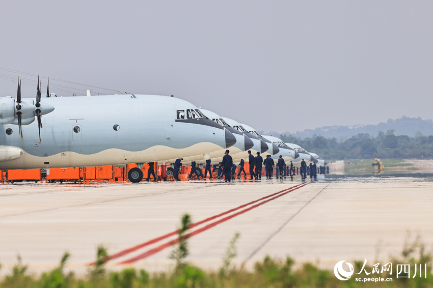 航空兵某部集群拉動前，機務(wù)人員進行飛行前準備。曾家齊攝