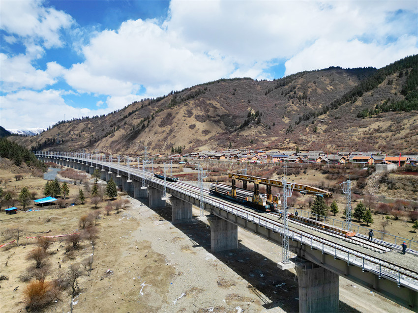 高原段的成蘭鐵路以峽谷長橋?yàn)橹鳌３商m公司供圖