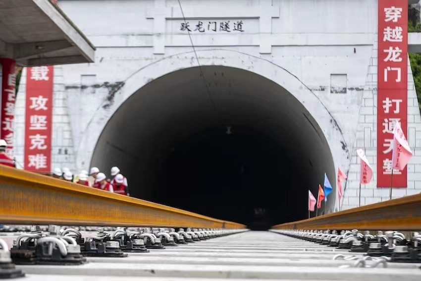 成蘭鐵路躍龍門(mén)隧道。成蘭公司供圖