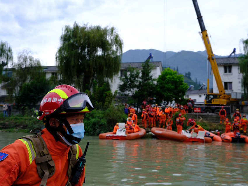 高吉永和戰(zhàn)友們在瀘定抗震救災(zāi)。四川省森林消防總隊