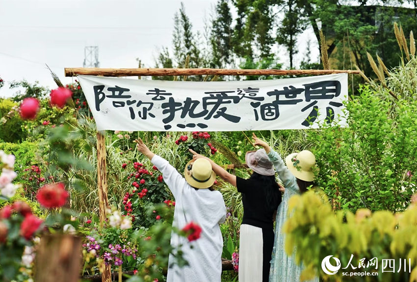 游客在聚興家庭農(nóng)場(chǎng)拍照打卡。李悅攝