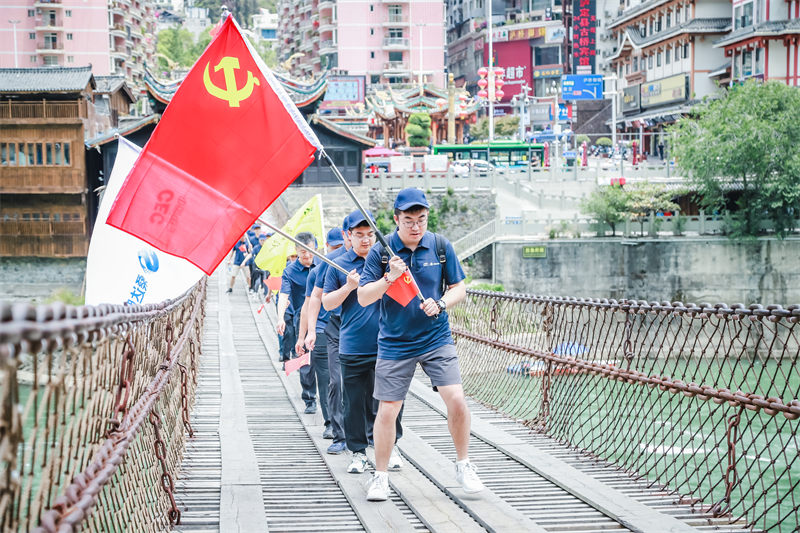 青年黨員代表通過(guò)瀘定橋。桑達(dá)股份供圖