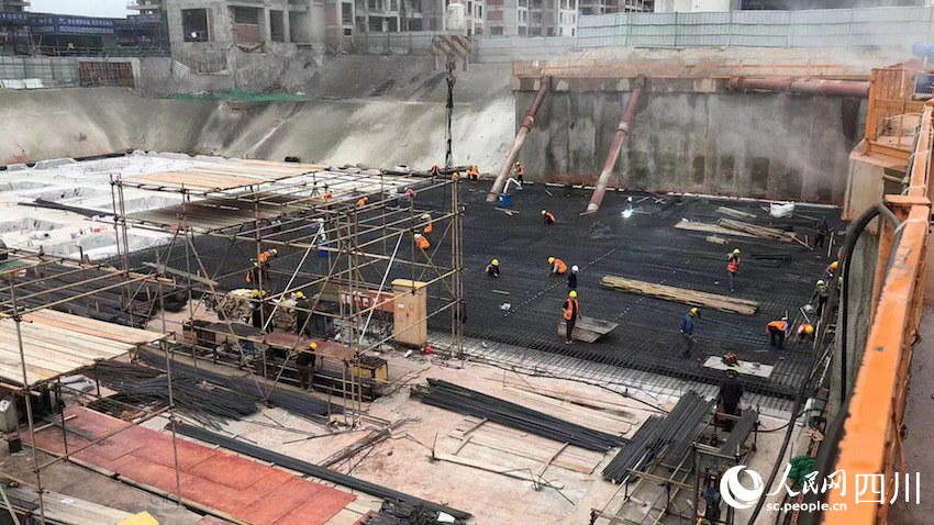 正在建設(shè)中的紫檀街地下停車場(chǎng)，建成后將提供230個(gè)停車位。人民網(wǎng)記者 郭瑩攝