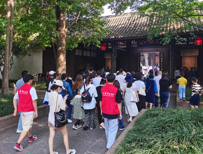 游客游覽眉山三蘇祠。四川省文旅廳供圖