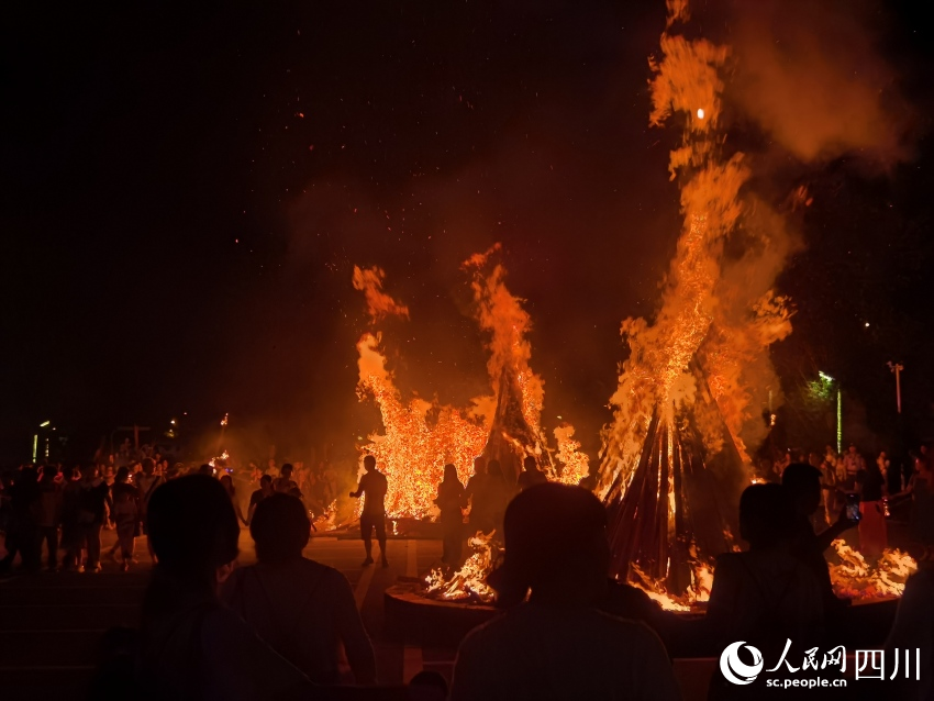 市民點燃火把祈福。王一攝