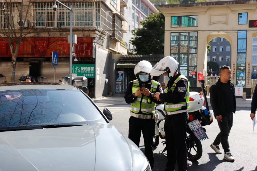 雅安交警正在對違停車輛進(jìn)行查處。受訪者供圖