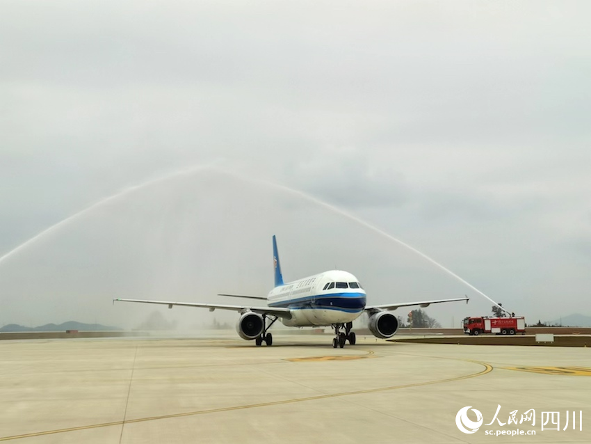 廣州白云機場起飛的南航CZ2281次航班平穩(wěn)降落古城機場，通過“水門”。人民網(wǎng)記者 郭瑩攝