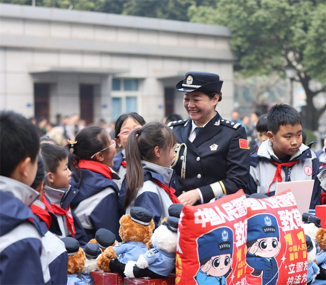 資陽(yáng)市公安局工作人員給前來(lái)參加體驗(yàn)活動(dòng)的小學(xué)生們發(fā)放獎(jiǎng)品。圖片來(lái)源：資陽(yáng)市公安局