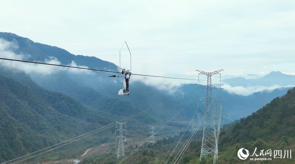 國網四川電力作業(yè)人員操控運載無人機。丁盛杰攝