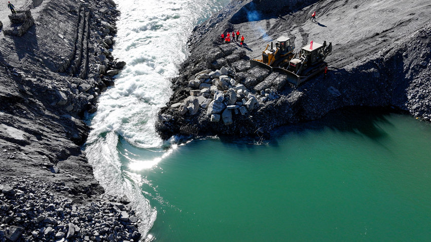 卡拉水電站大江截流存在流量大、龍口水深、場地狹窄等難題。雅礱江公司供圖