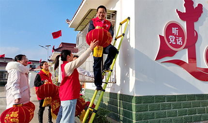    四川仁壽：黨員送上紅燈籠，群眾喜慶新春來      大紅燈籠高高掛，歡歡喜喜迎新年。春節(jié)臨近，代表著吉祥如意、幸福美滿的大紅燈籠高高掛起，不僅增添了傳統(tǒng)節(jié)日的喜慶氛圍，也寄托著群眾對未來的美好祝愿?！驹敿?xì)】    