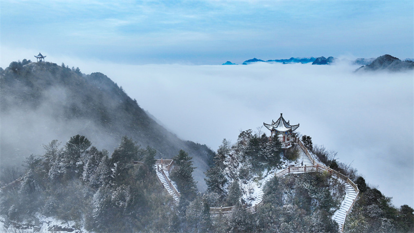 云橫雪嶺家國在。石仲攝