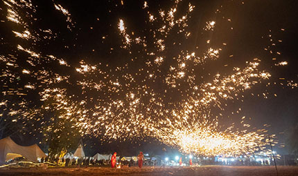    打鐵花、逛夜市、套大鵝 四川眉山彭山年味濃      2月1日，四川省眉山市彭山區(qū)金燭村的萬家水碾夜市上演了一場“打鐵花”表演，帶來濃濃年味，吸引了眾多市民觀看游玩。同時，夜市現(xiàn)場還有套大鵝、煙花表演、篝火晚會、傳統(tǒng)小吃街等形式多樣的消費場景供市民體驗?！驹敿?xì)】    