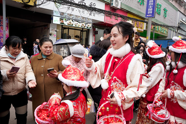 遂寧市蓬溪縣蓬南鎮(zhèn)第二屆新春民俗大巡游活動。聶艷萍攝