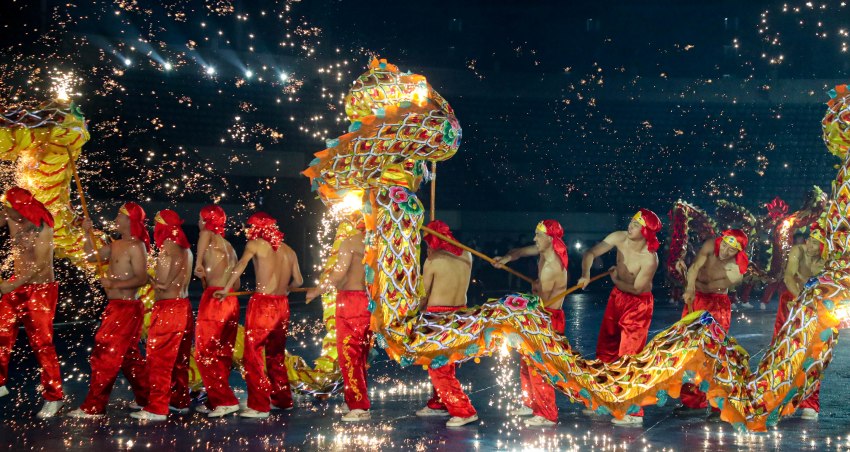    打鐵花 舞火龍 四川達(dá)州非遺巡演鬧新春      近日，“龍耀巴渠·歡樂達(dá)州——2024年四川省達(dá)州市迎新春非遺大巡演”在達(dá)州市體育中心激情上演?！驹敿?xì)】    