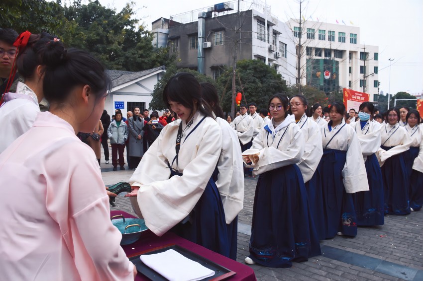 “奉匜沃盥”。中江縣委宣傳部供圖