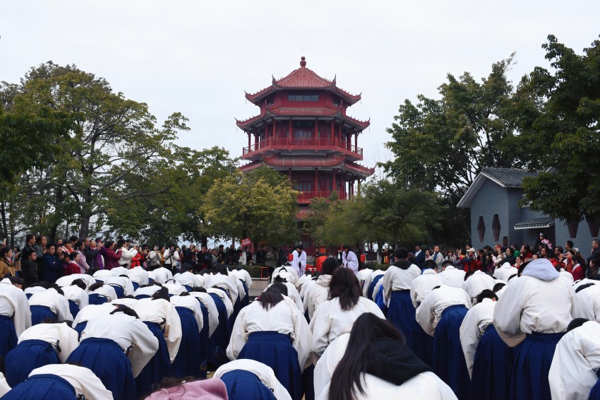 魁山閣下禮敬先賢。中江縣委宣傳部供圖