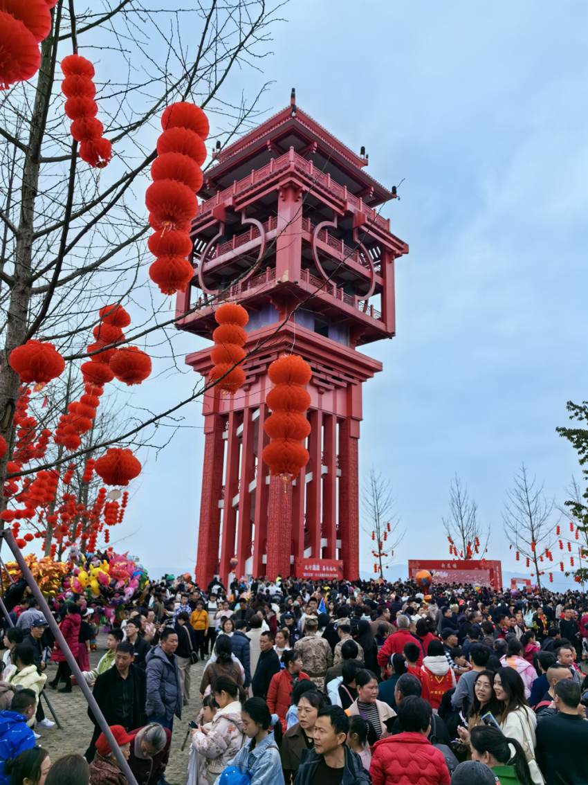 市民登高到達州市鳳凰樓。達州日報社供圖