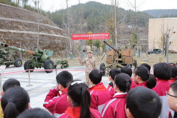 民兵挎包宣講隊(duì)隊(duì)員進(jìn)行國(guó)防教育挎包宣講。馬發(fā)海供圖