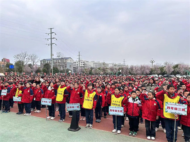 “2024年資陽市中小學校森林防滅火主題教育”啟動儀式，全校師生積極參與。圖片來源：楊維麗